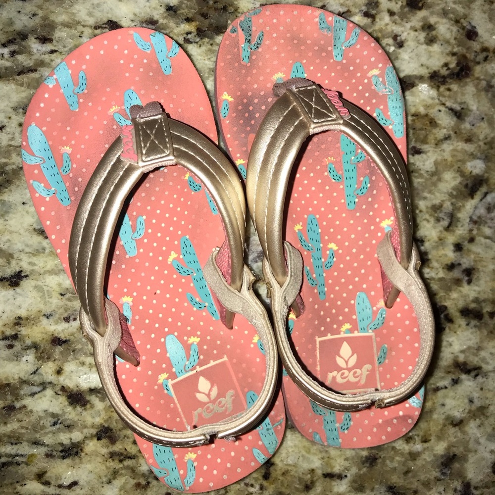 Reef little girl golden flip flops. VGUC.